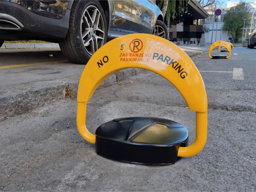 Parking barijera postavljena na parkirnom mjestu